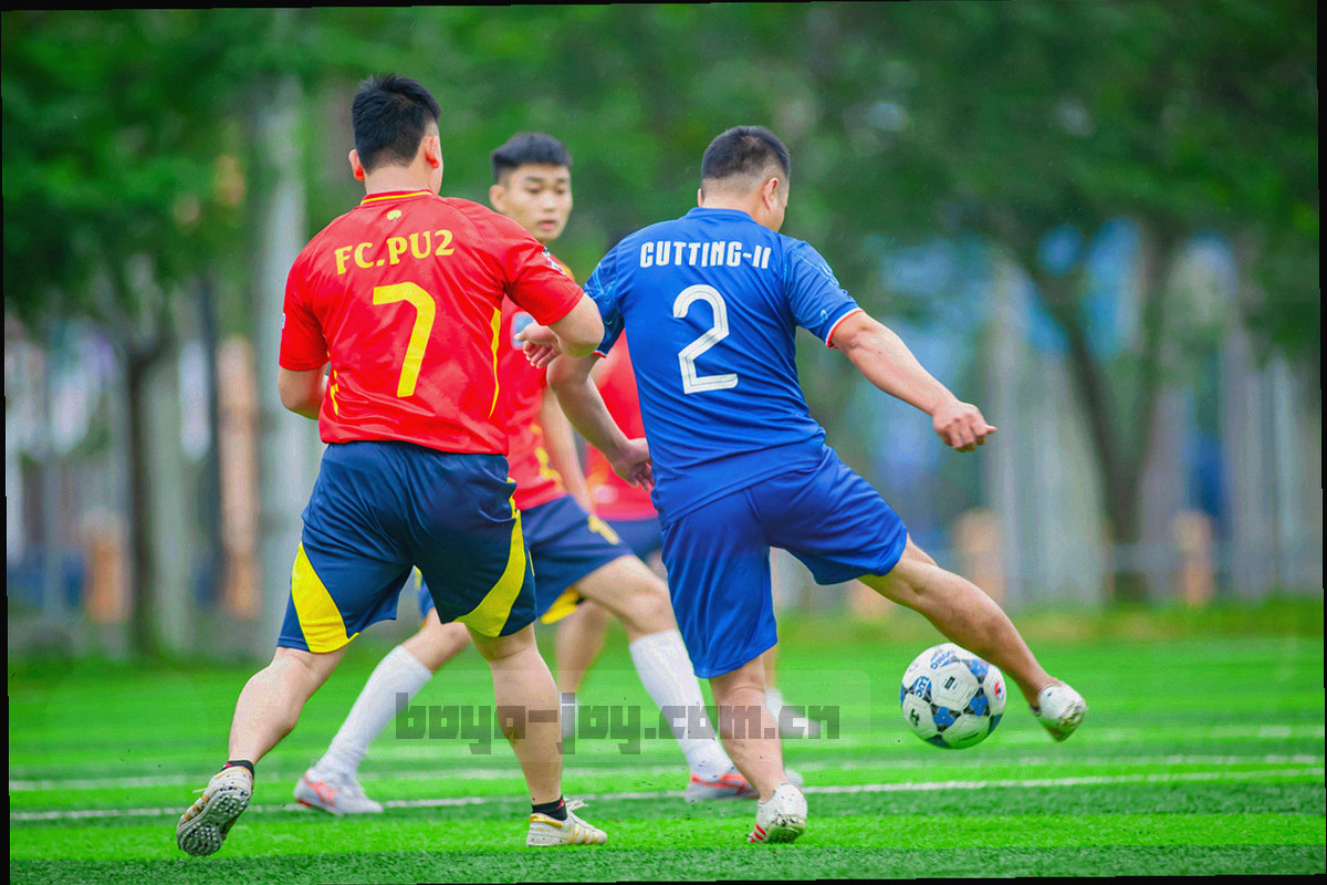 深空蓝背景上霓虹数据流穿过闭合盾形轮廓的抽象图形